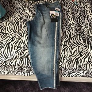 flower top with black daisy jeans